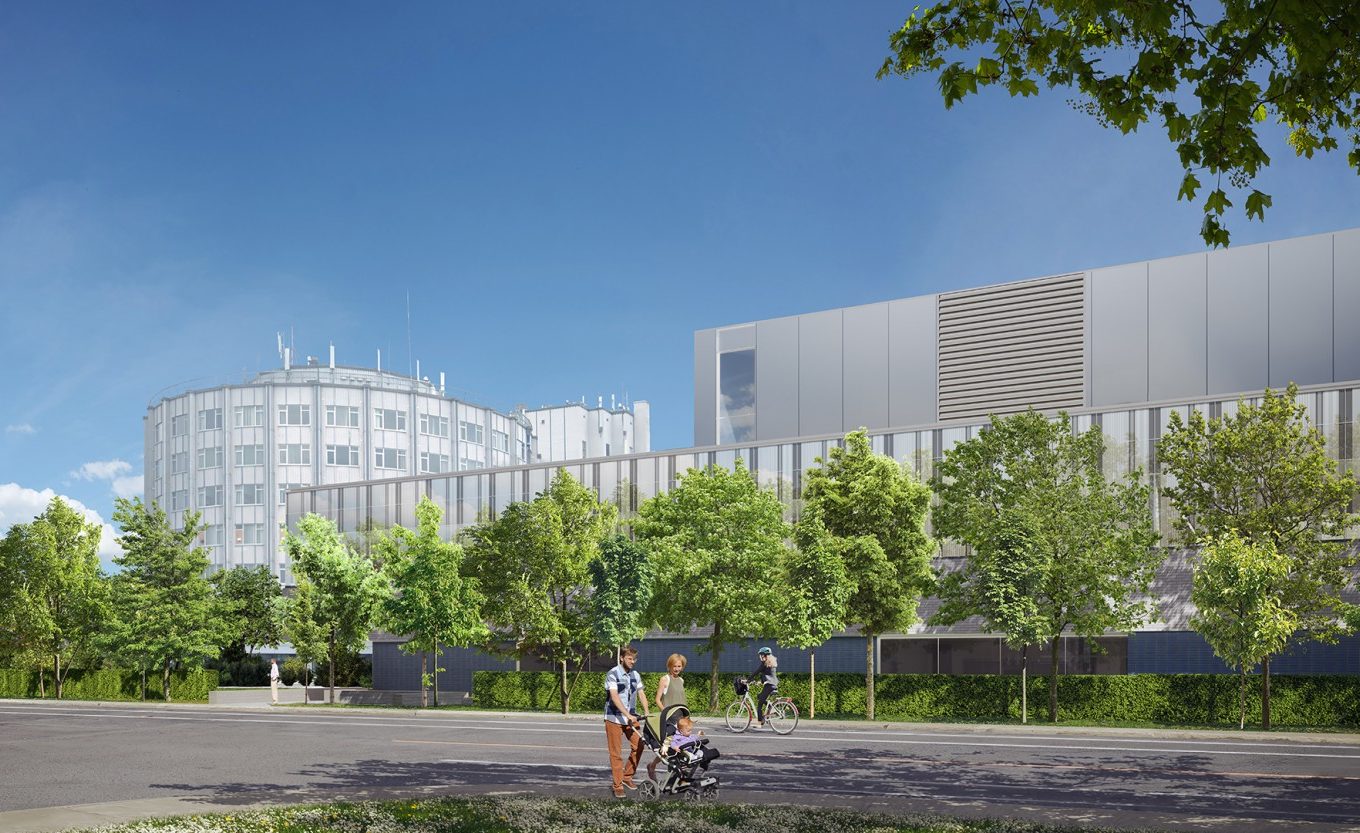 Vue extérieure de l’Hôpital Santa Cabrini à Montréal, avec son bâtiment d’origine à gauche et une nouvelle aile moderne à façade vitrée, entourée d’arbres et d’aménagements paysagers