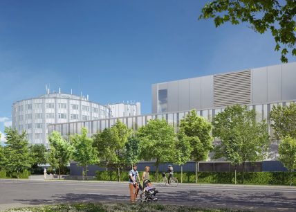 Vue extérieure de l’Hôpital Santa Cabrini à Montréal, avec son bâtiment d’origine à gauche et une nouvelle aile moderne à façade vitrée, entourée d’arbres et d’aménagements paysagers