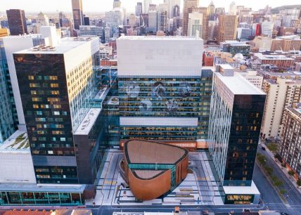 Vue aérienne du Centre hospitalier de l’Université de Montréal (CHUM) et de son centre de recherche, bâtiment moderne au cœur du centre-ville de Montréal