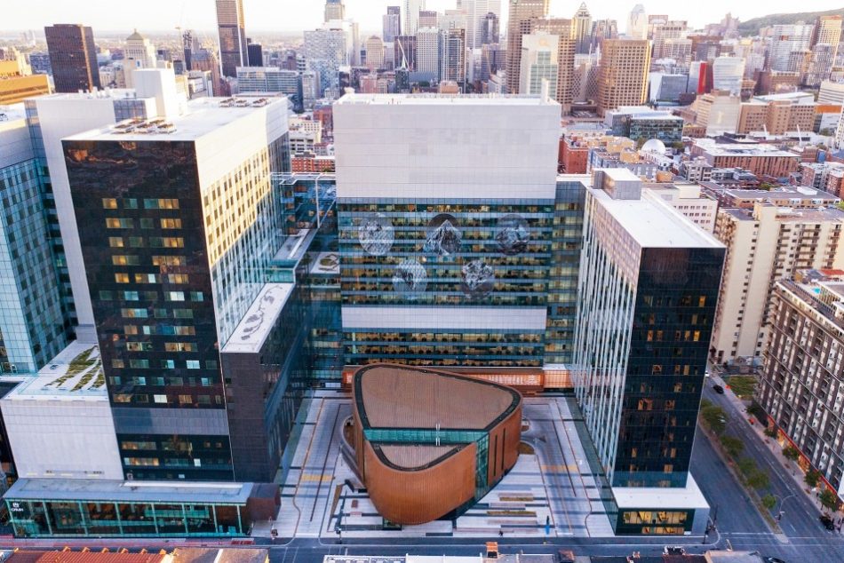 Vue aérienne du Centre hospitalier de l’Université de Montréal (CHUM) et de son centre de recherche, bâtiment moderne au cœur du centre-ville de Montréal