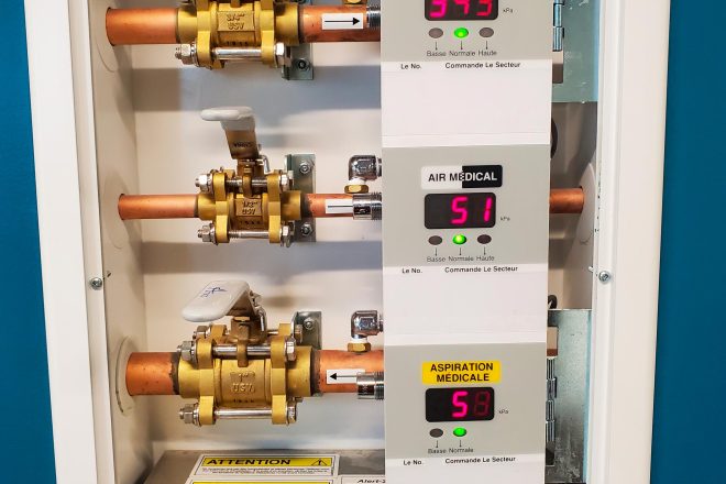 Panneau de contrôle des gaz médicaux dans un hôpital, affichant la pression d’oxygène, d’air médical et d’aspiration médicale